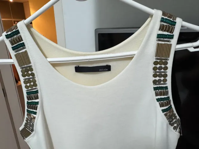Vestido branco com detalhes bordado sacada 