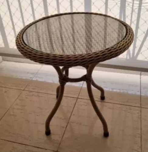 Mesa de canto redonda com design elegante