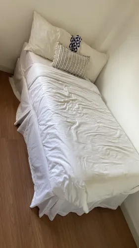 Cama de solteiro com colchão de molas ensacadas