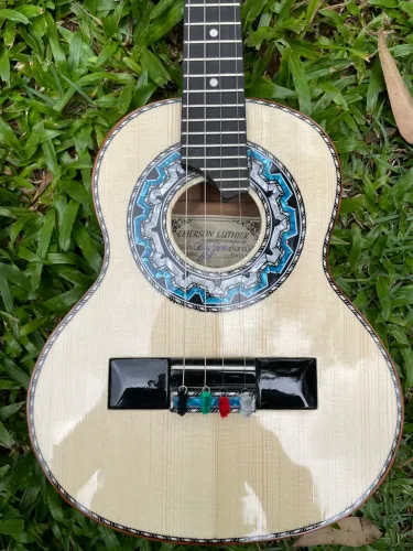 Cavaco Emerson Luthier de cedro 