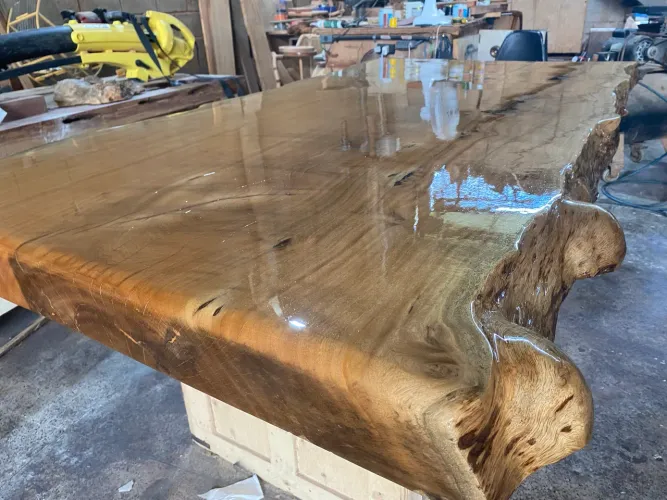 Mesa de madeira maciça 