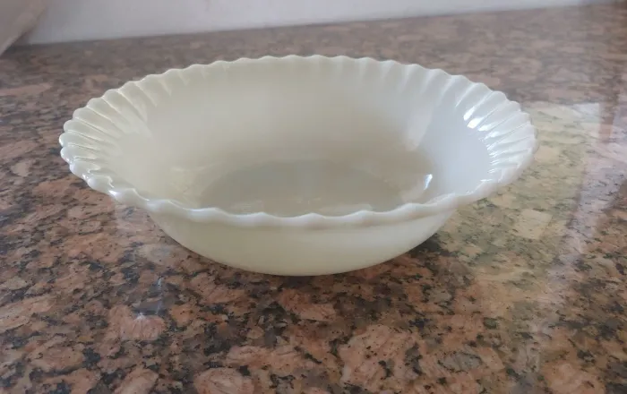 Bowl de vidro branco opalino com borda trabalhada