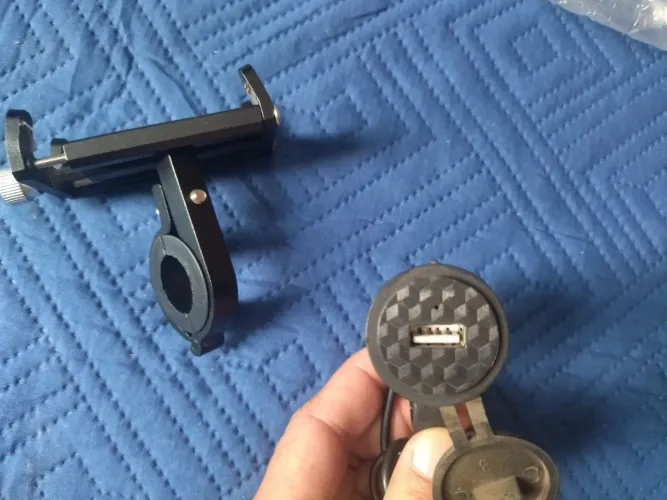 Suporte e carregador de celular para moto.