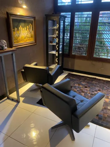 Cristaleira Elegante para Organização e Decoração