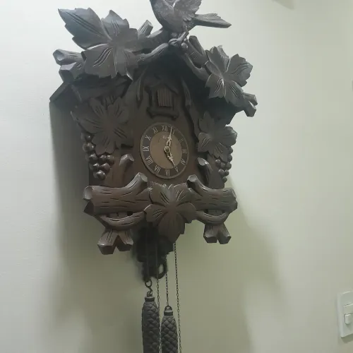 Lindo relógio cuco cacho de uva.