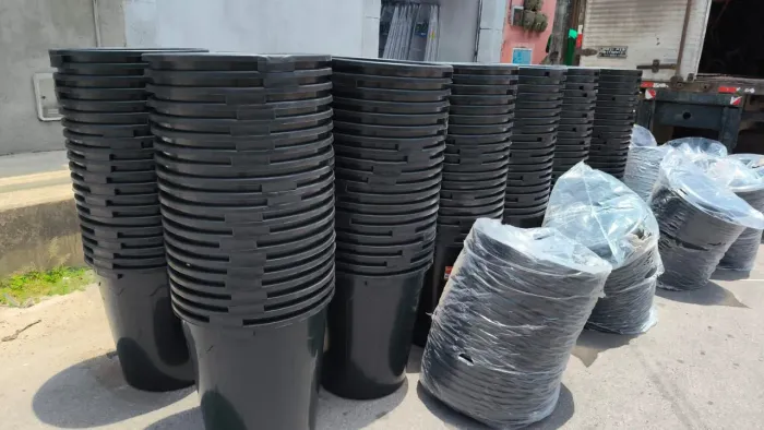 Baldes de plástico com tampa 110 litros 