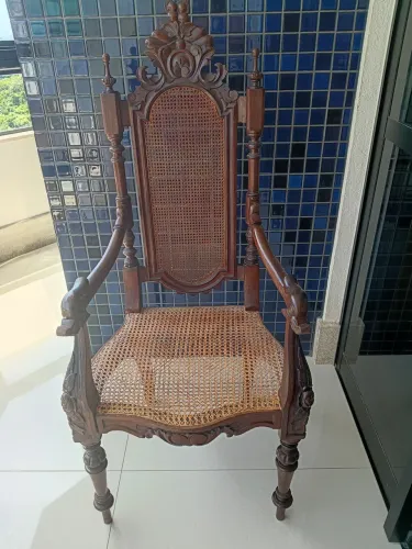Poltrona estilo império com assento e encosto de palinha