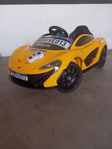 Mini carro elétrico McLaren 