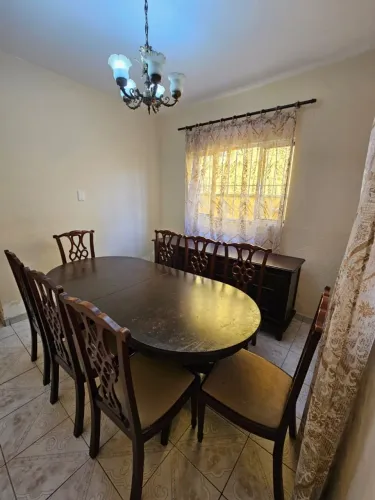 Mesa de Jantar de Madeira Maciça com 8 cadeiras 