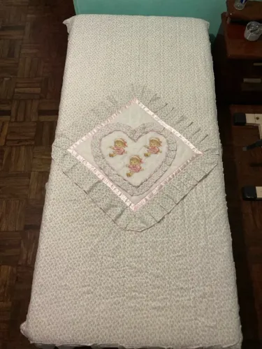 Colcha de Cama de Solteiro Feminina Branca com Flores Rosa