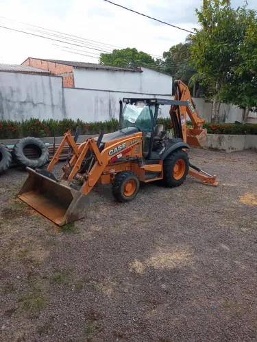 Retroescavadeira disponível