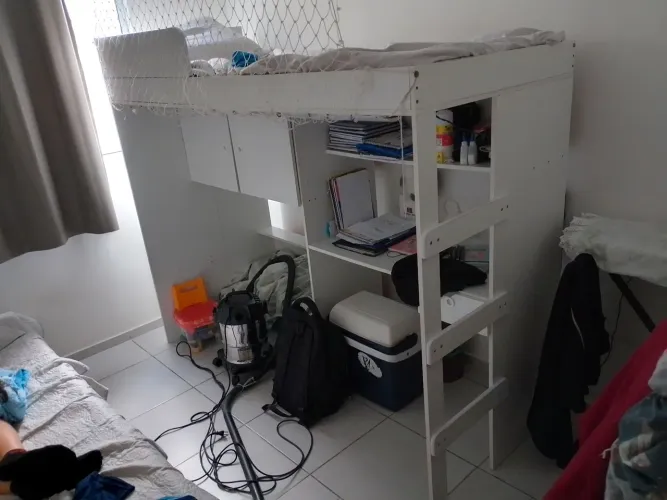 Cama solteiro alta com escrivaninha 