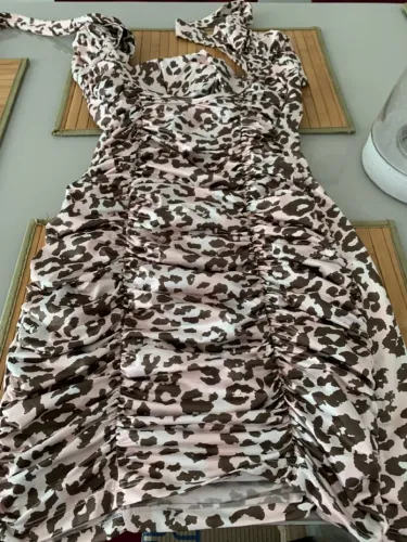 Vestido animal print com franzido