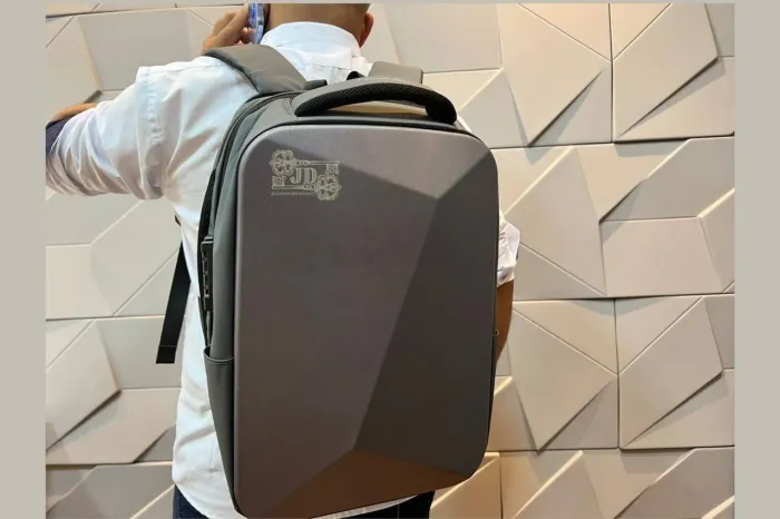 Mochila Executiva Moderna com Design Geométrico