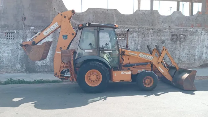 Vendo Retroescavadeira bem Conservada 