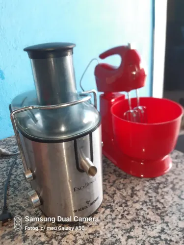 Vendo 1 triturador de frutas, Excellence Black Decker e uma Batedeira de Bolo Britânia. 