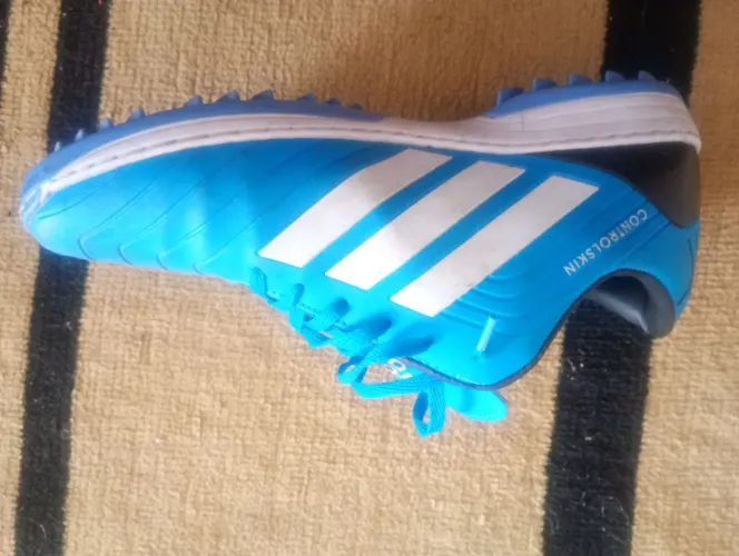 Chuteira society Adidas