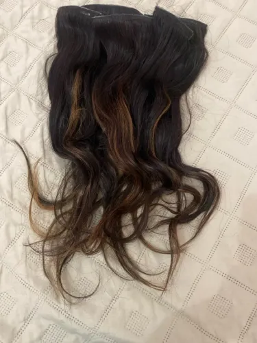 Cabelo castanho com mechas 45 cm 150 gramas