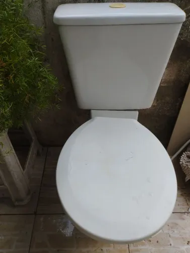 Vaso sanitário acoplado, saída da água na vertical, na cor branca,.