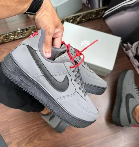 Nike Air Force 1 Cinza com detalhes