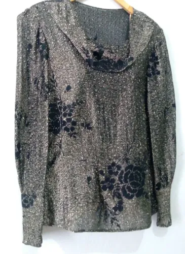 Blusa feminina modelo festa tecido delicado com brilho dourado