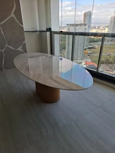 Mesa jantar oval 2,20X1,10 tampo em taj mahal