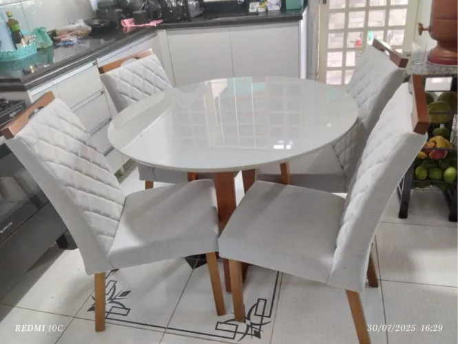Mesa de Jantar Redonda com 4 Cadeiras de madeira
