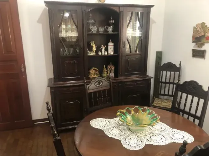 Conjunto de jantar em madeira - mesa extensível - cadeiras - armário