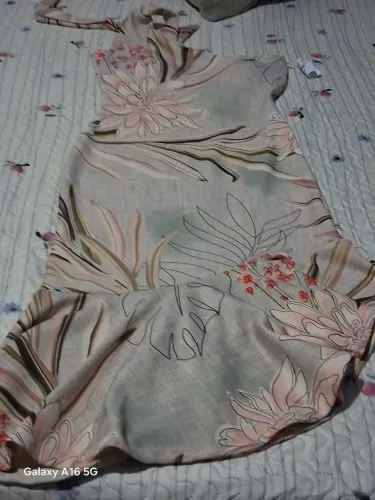 Vestido cor pastel, com laço no ombro veste bem, pessoas magras com babados transversal.