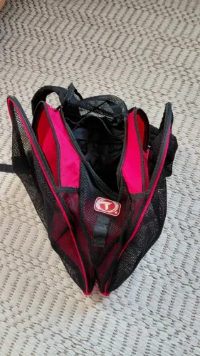 Mochila TRAXART Inline Bag vermelha, ideal para acomodar patins, capacete e protetores