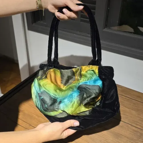 ANA MUNDI COUTURE - BOLSA EM VELUDO PRETO E SEDA ESTAMPADA USADA