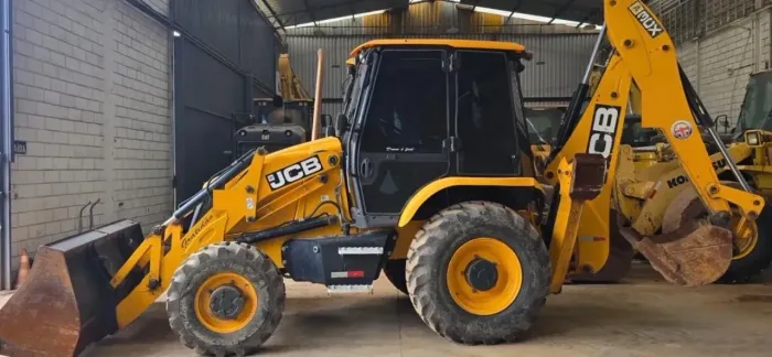 Retroescavadeira Caterpillar JCB 3CX 23/23 - Entrada + Parcelas