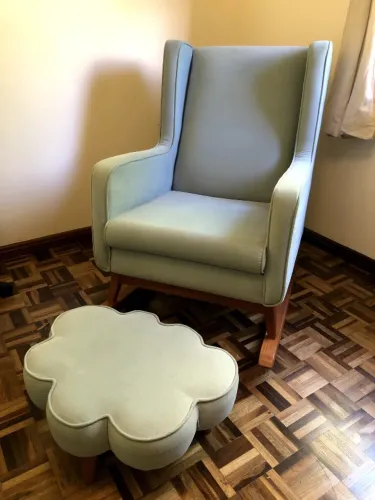 Poltrona Amamentação com Balanço Abstratto e Apoio Nuvem, azul