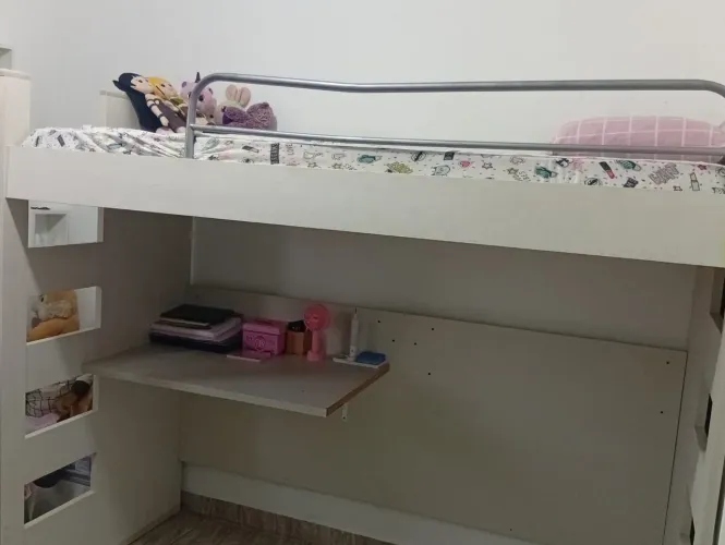Cama alta de solteiro com escrivaninha, ótimo aproveitamento de espaço.