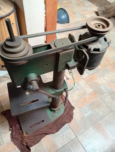 Furadeira de bancada antiga