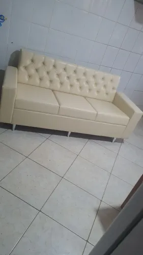 Sofá de três lugares disponível pronta entrega