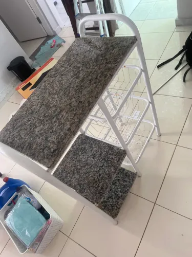 Fruteira de metal e pedra de mármore