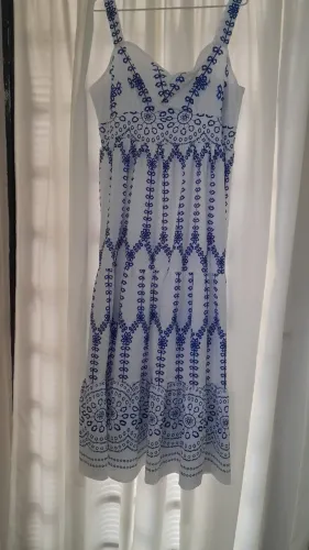 Vestido com estampa azul e branco