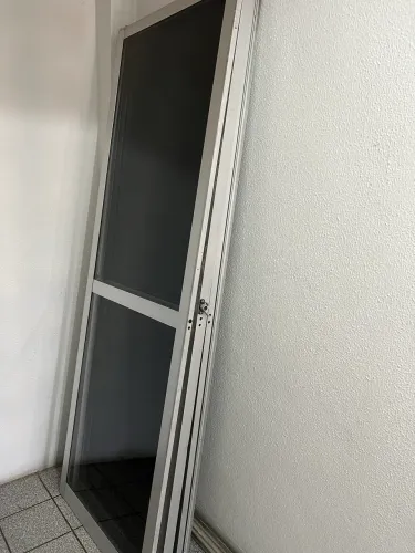 Porta de vidro c/esquadrilha em alumínio. Ideal para dividir ambientes!!!