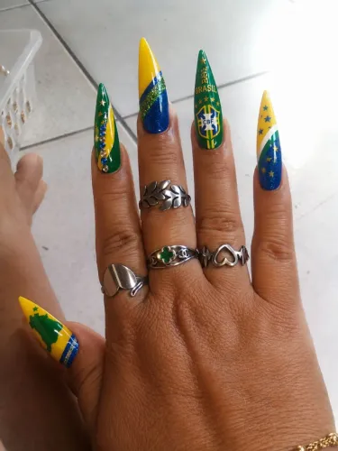Vendo anéis no aço inox na cor dourada e prata 