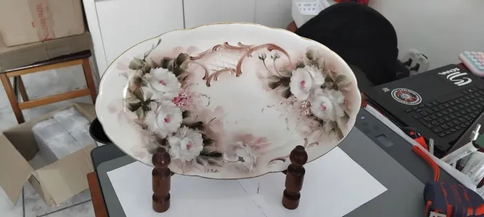 PEÇA ARTESANAL porcelana com borda dourada FLORAL. 