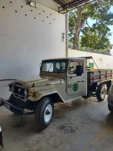 Vende- se Toyota bandeirante direção hidráulica e 4x4 