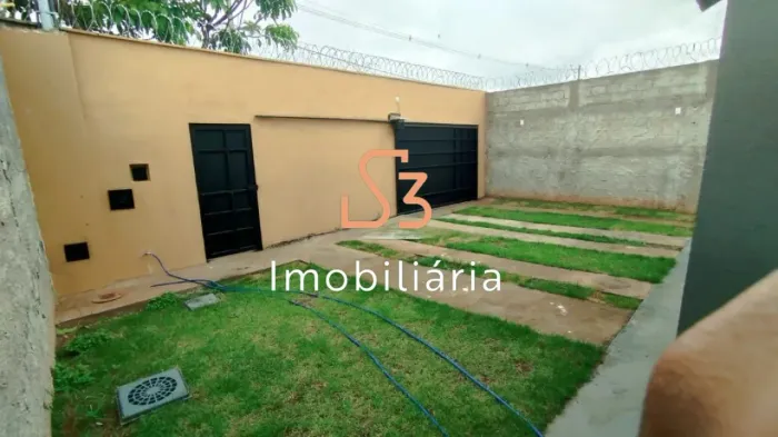 Casa para locação em Uberlândia-MG, bairro Laranjeiras: 2 quartos, 1 suíte, 1 sala, 2 banh