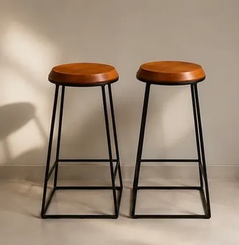 Banquetas Altas em Madeira Maciça e Aço Preto - Kit com 2 - Estado de Novas