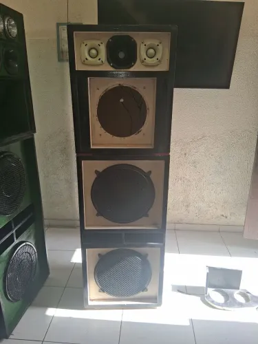 VENDE-SE UMA CAIXA DE SOM
