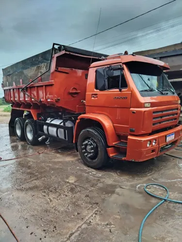 Caminhão VW 23 220 ano 2005 com basculante  galego de 8m no ferro com leque.  