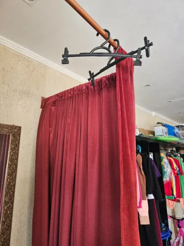 Provador com cortina de veludo.