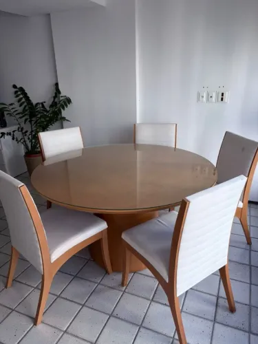 Mesa de madeira com 5 cadeiras 