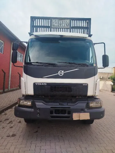 Caminhão VM 330