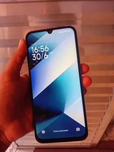 POCO 85 TELA TRINCADA MAS NÃO INTERFERE EM NADA,FUNCIONANDO PERFEITAMENTE